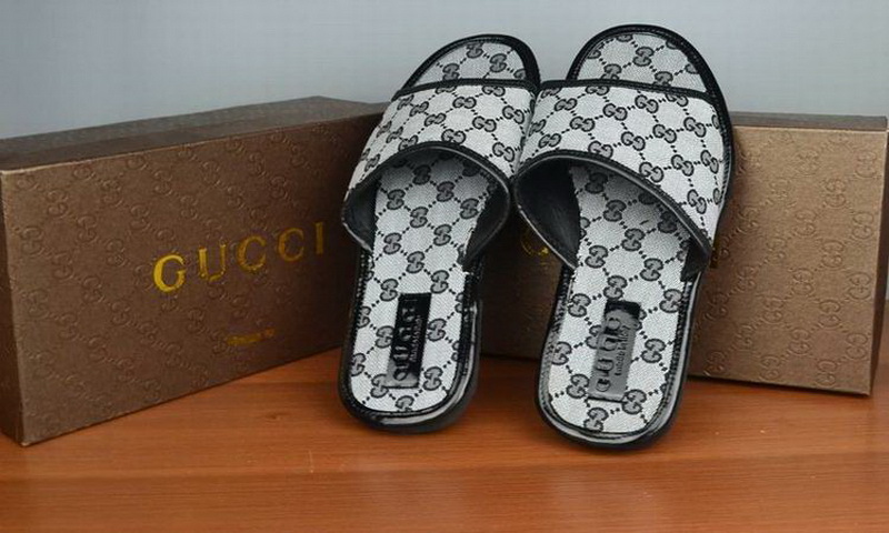 Gucci Slippers Woman--049